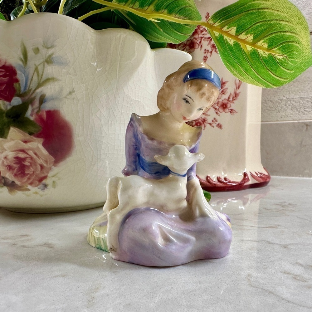ROYAL DOULTON, HN2048, “MARY HAD A LITTLE LAMB”, 1949-1988. 3 1/2”TALL. - Picture 9 of 10